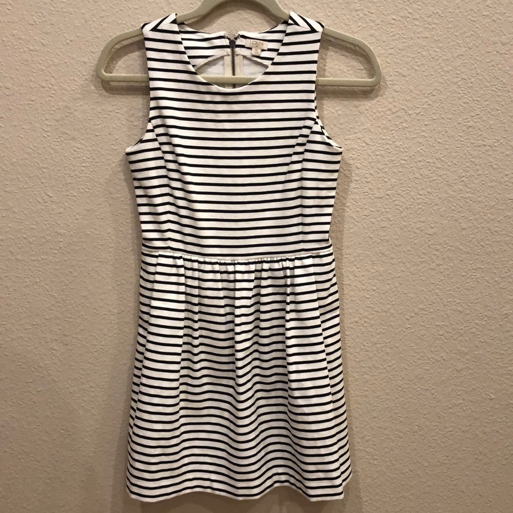 Cute sleeveless striped dress